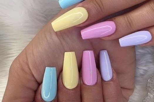 uñas multicolor